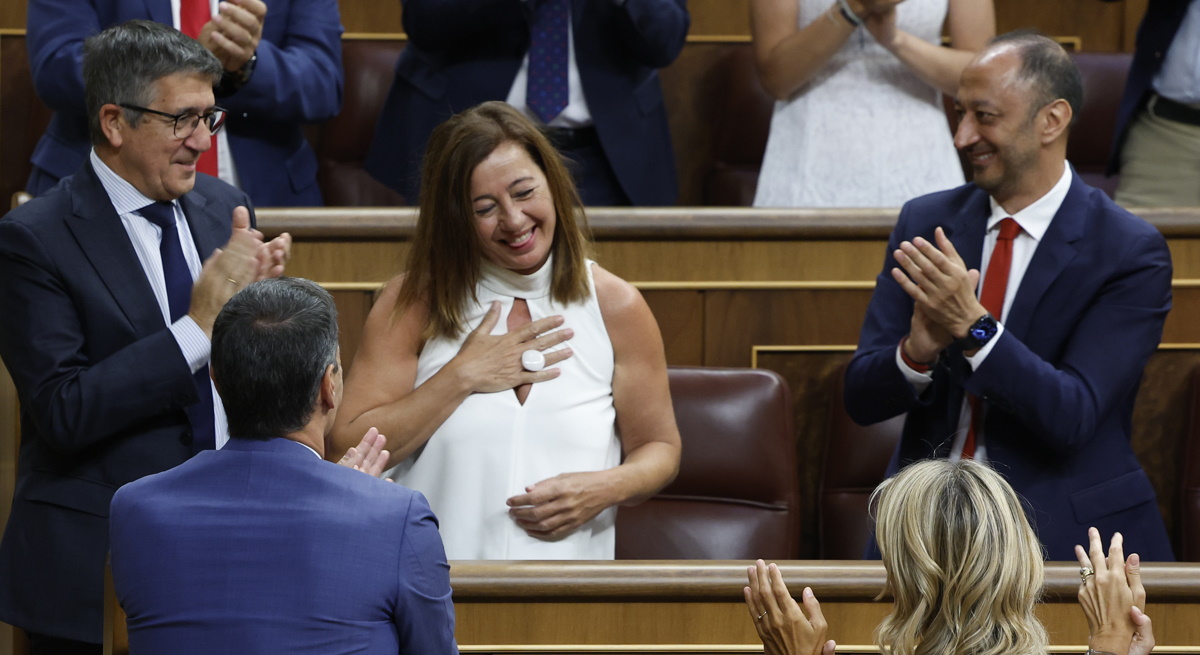 armengol-recibe-aplausos-congreso-efe.jpg