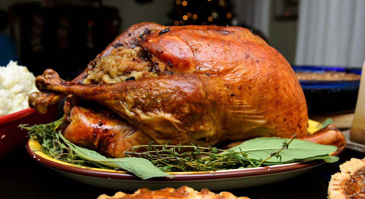 Un pavo al horno en una bandeja
