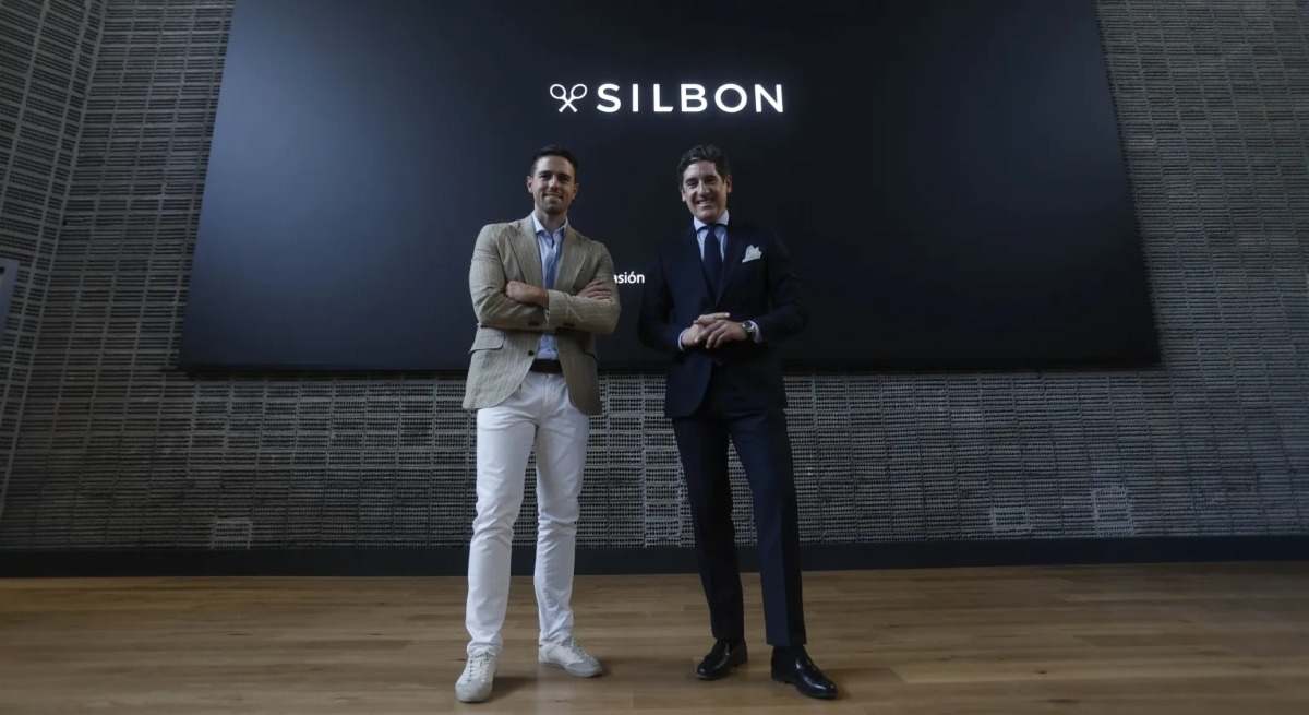 El CEO de Silbon, Pablo López (d) junto al director de Silbon Campus de Formación Pablo Muñoz (i) durante una entrevista con la Agencia Efe. EFE/Salas