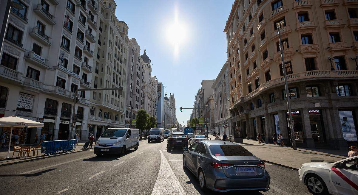 EuropaPress_4571791_varios_coches_circulan_gran_via_madrid_12_julio_2022_madrid_espana_segunda-1.jpg