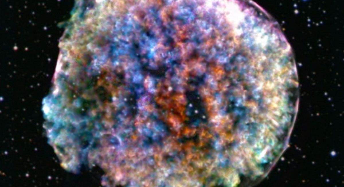 Imagen de la supernova de Tycho en la constelación de Casiopea. Los datos de rayos X del observatorio Chandra se han combinado con una imagen óptica de las estrellas en el mismo campo de visión del Digitized Sky Survey.