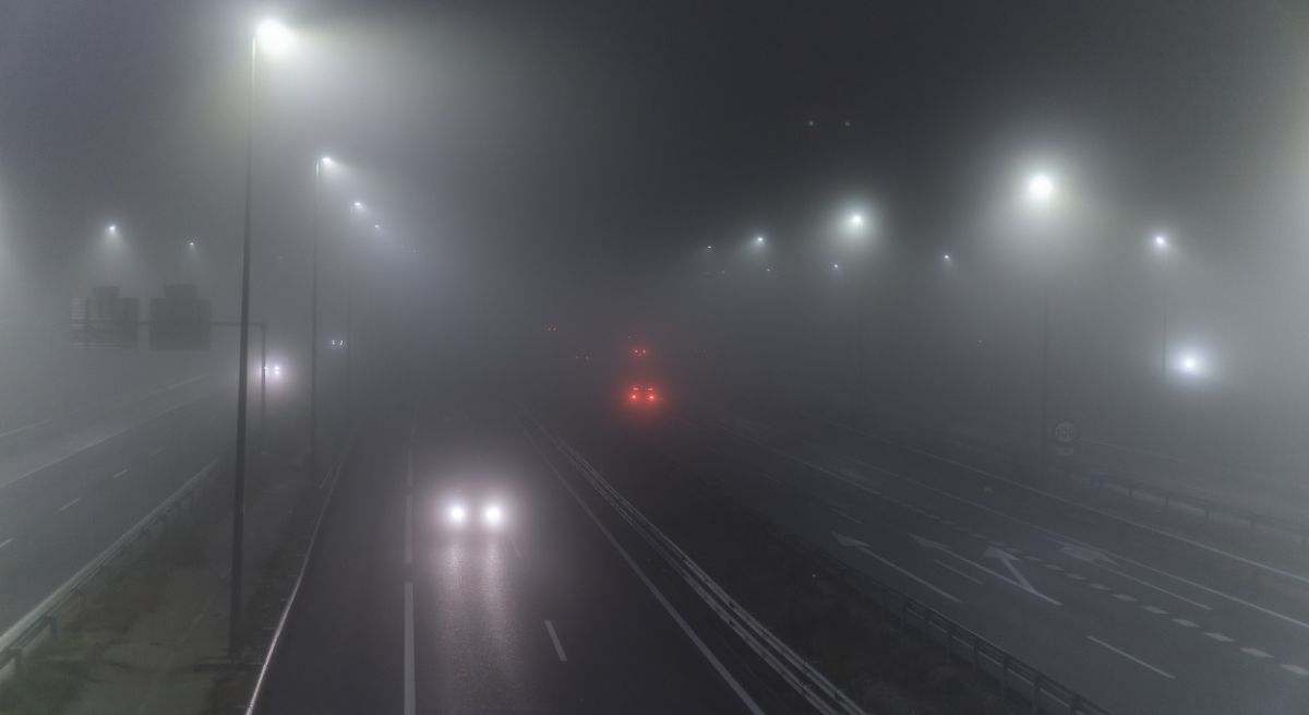 Densa niebla en una carretera madrileña. / Foto: iStock