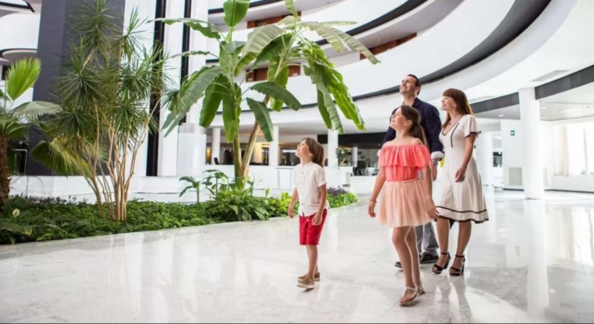 Recreación de una familia en el hall del Barceló Renacimiento de Sevilla.