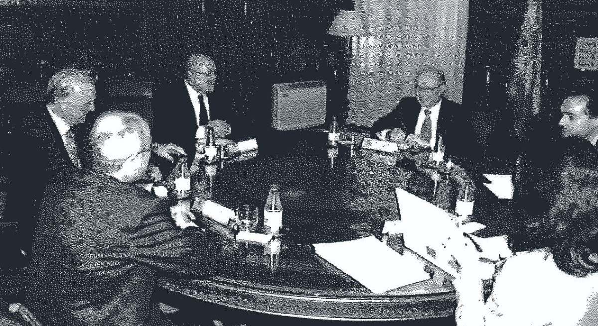 Cristóbal Montoro (ministro de Hacienda), José Luis Méndez (Carburos Metálicos), Eduardo Gil (Praxair), Isidro Abello (Abello Linde), Teresa Rasero (Air Liquide) y Rogelio Menéndez (asesor del gabinete)