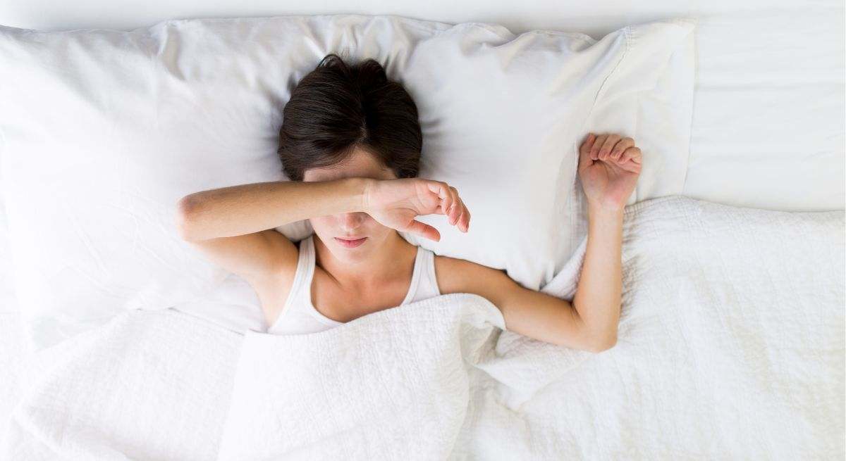 Una mujer no consigue dormir en su cama