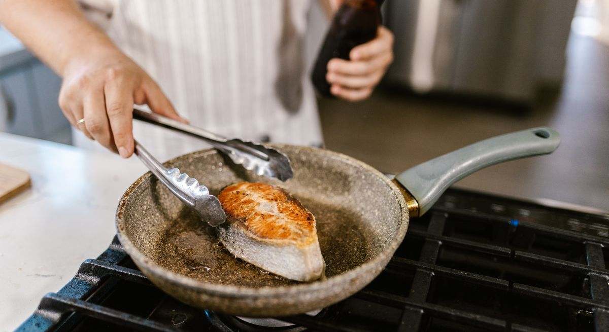 Si añades esto a la sartén mientras fríes pescado evitarás que la casa entera se quede con su olor