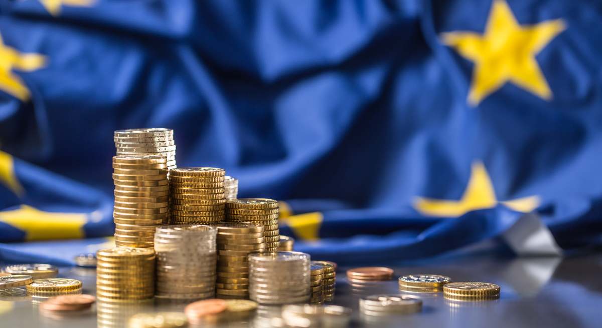 eurozona-bandera-monedas-economia-euro-dreamstime.jpg