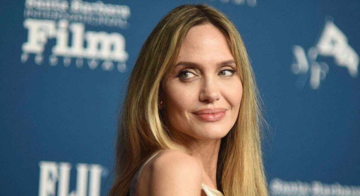 angelina-jolie-1200----.jpg