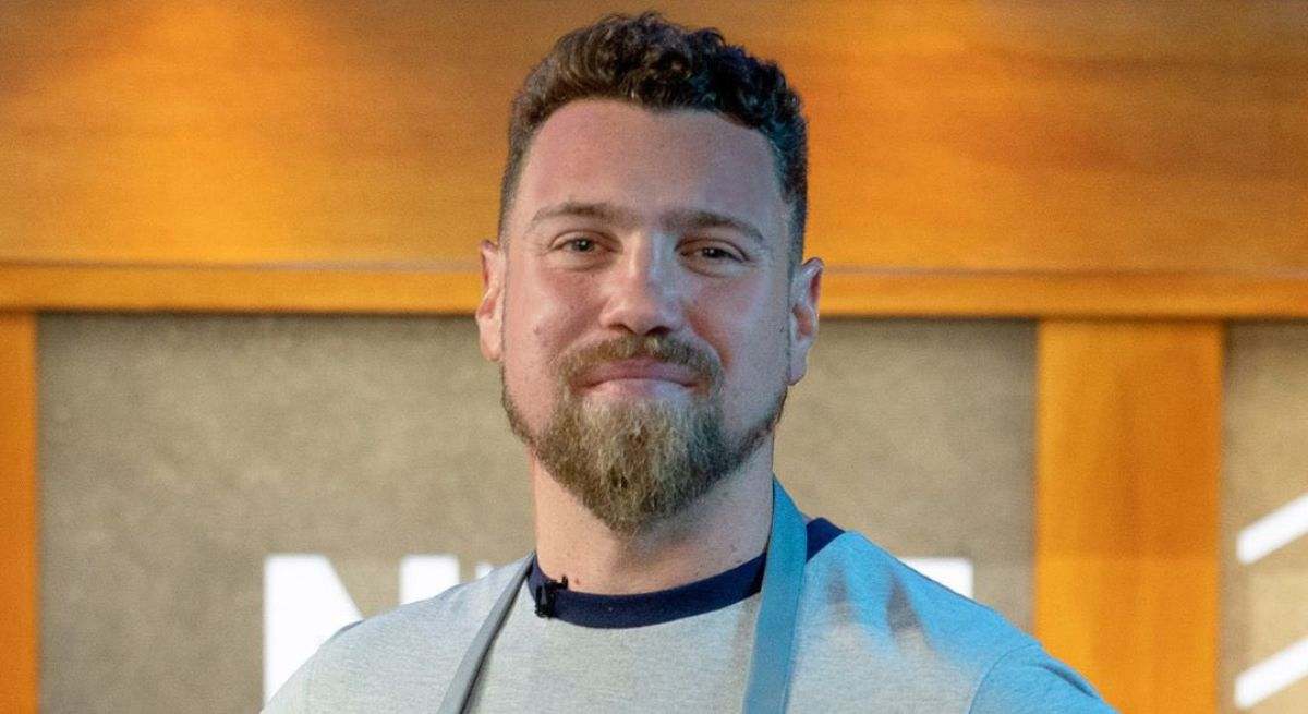 El cocinero posando con el delantal de Next Level Chef España