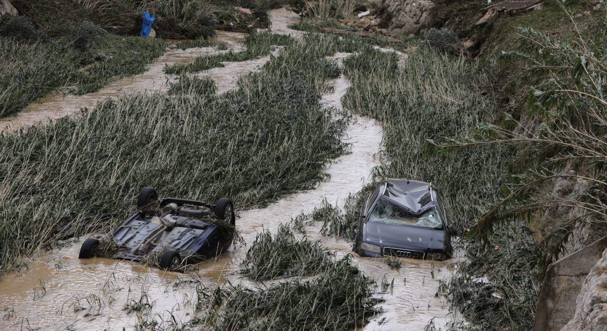EuropaPress_2259639_dos_coches_danados_arrastrados_corriente_agua_graves_inundaciones_tafalla-1.jpg