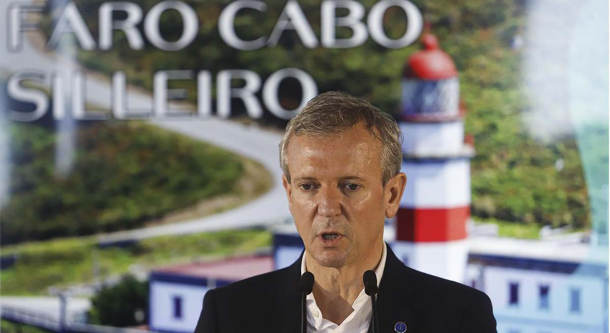 El presidente de la Xunta, Añfonso Rueda, en una visita al faro Cabo Silleiro en Baiona. 