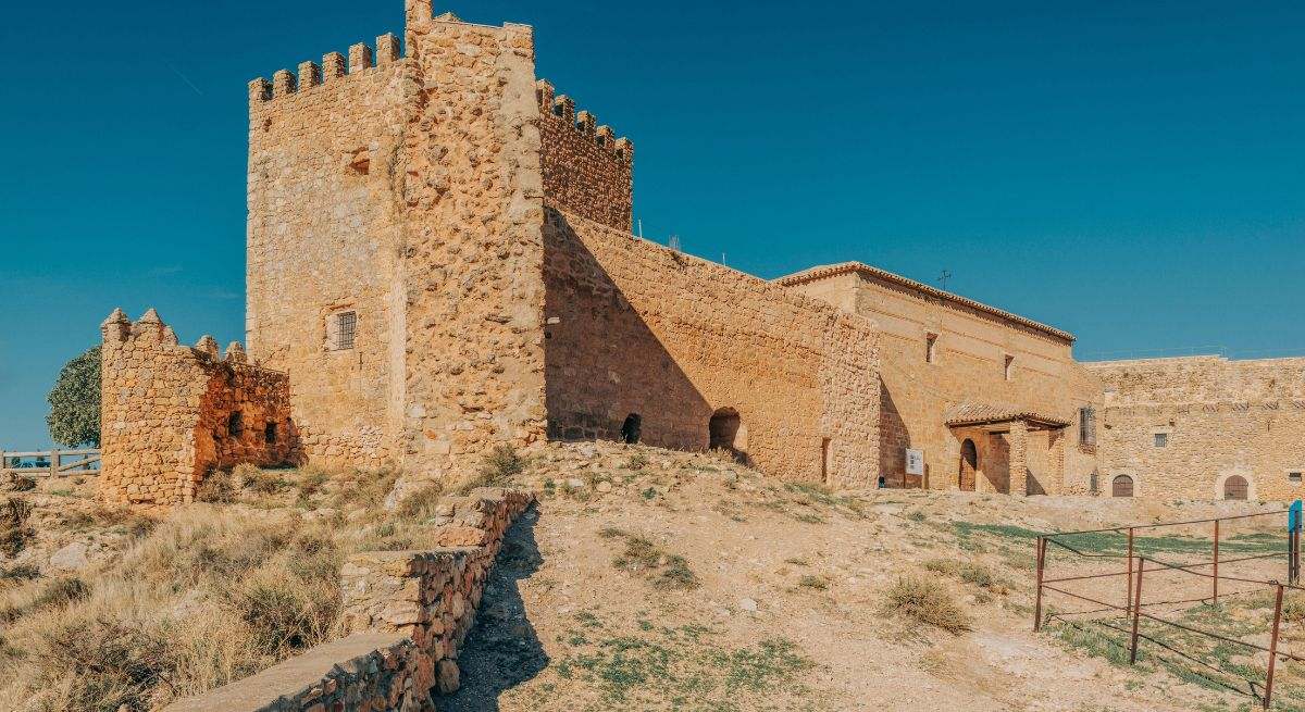 Una de las fortalezas medievales mejor conservados está a orillas de un embalse: una construcción del siglo XII con una ermita en su interior