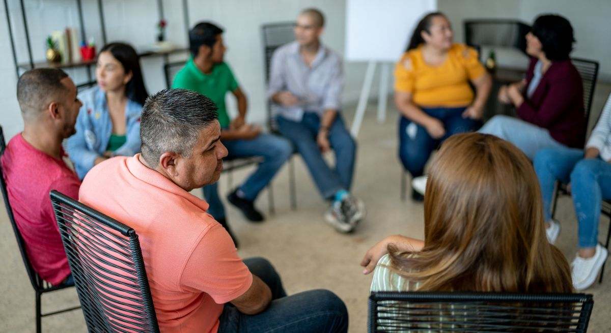 reunion-vecinos-comunidad-presidente-propietarios-iStock-1438223721.jpg