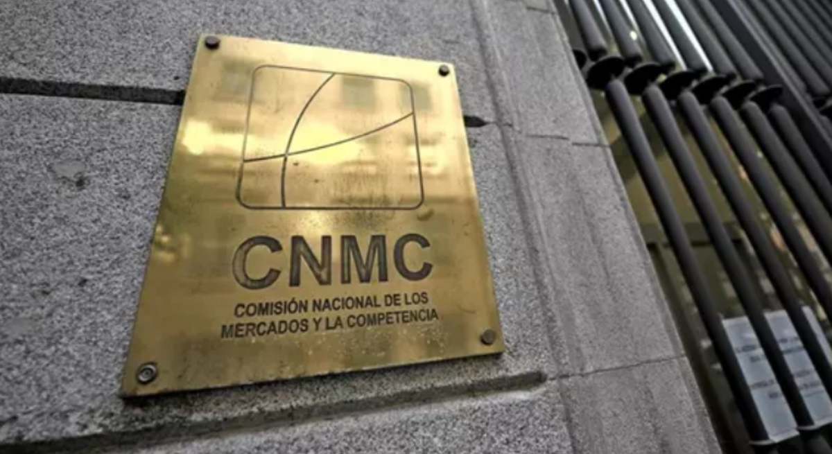 Placa identificativa en el edificio de la CNMC en Madrid / EP