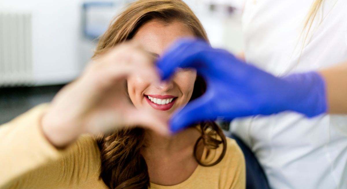 Una dentista habla con una paciente