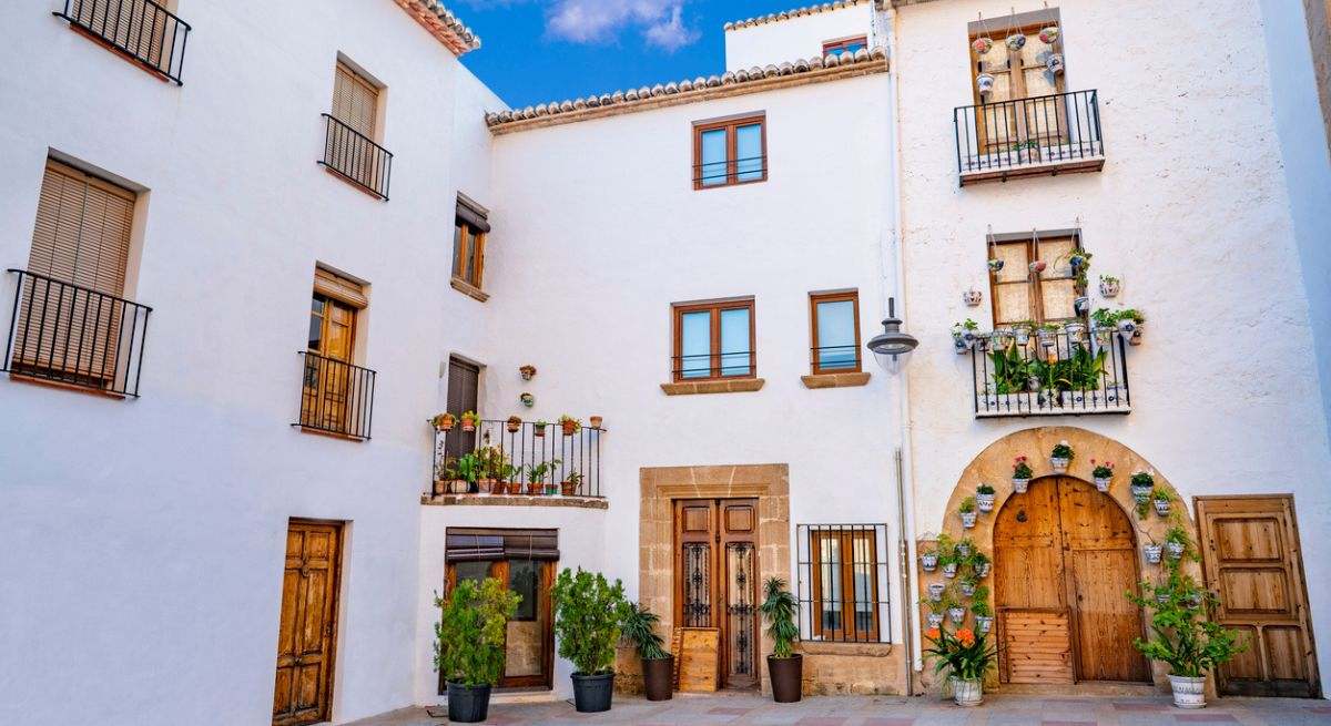 El mejor pueblo de todos para comprarse una casa de playa está en esta costa de España, según Chat GPT