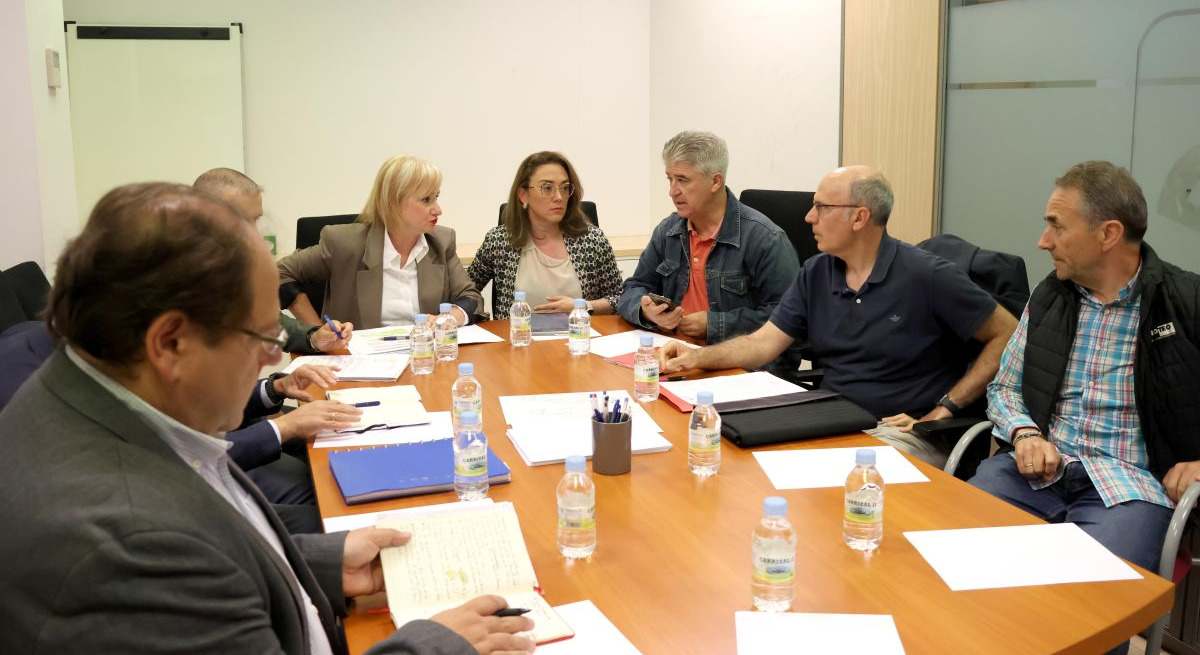 Las consejeras de Industria y Agicultura de CyL se reúnen con el Comité de Empresa de Azucarera en La Bañeza