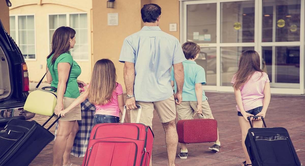 Familia_viaje_iStock.jpg