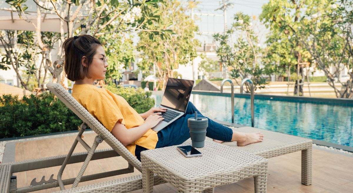 trabajador-vacaciones-verano-portatil-istock.jpg