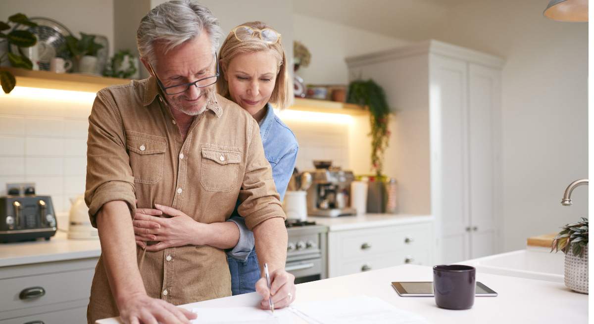 Pareja-revisando-documentacion-iStock.jpg