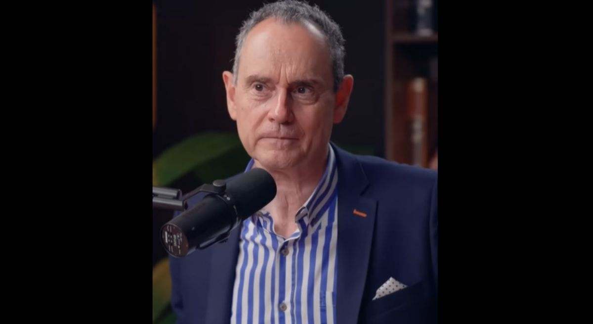 El escritor Pedro Baños siendo entrevistado en un podcast