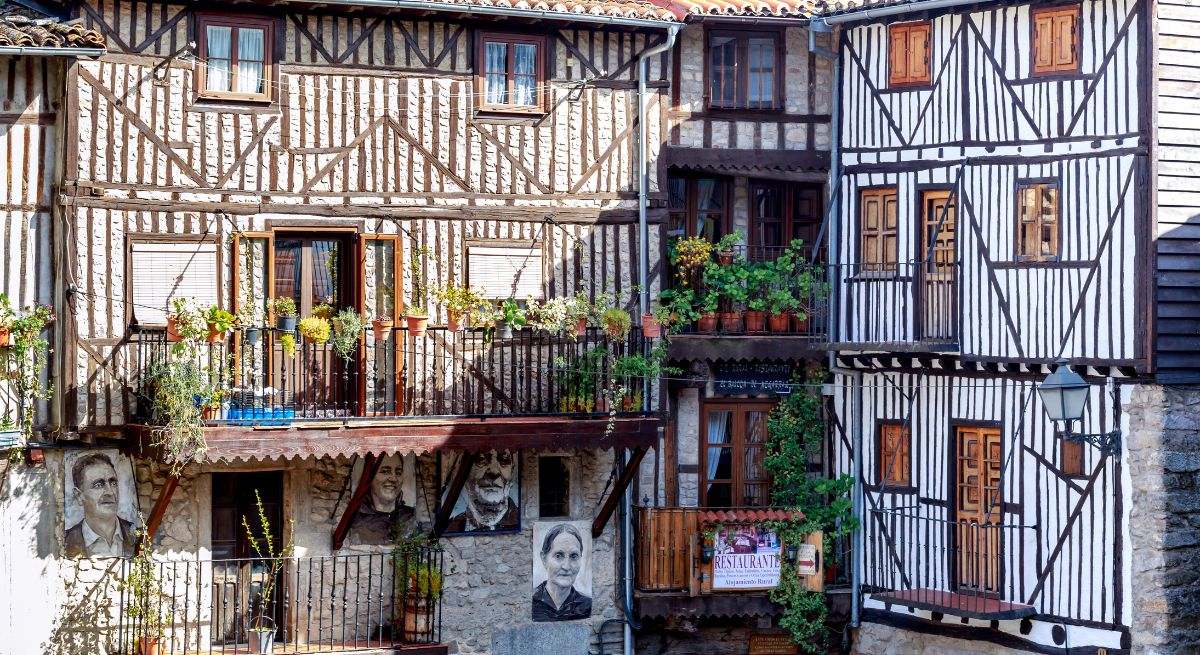 La fachada del pueblo de Mogarraz con los retratos de los vecinos en dos fachadas de estilo medieval