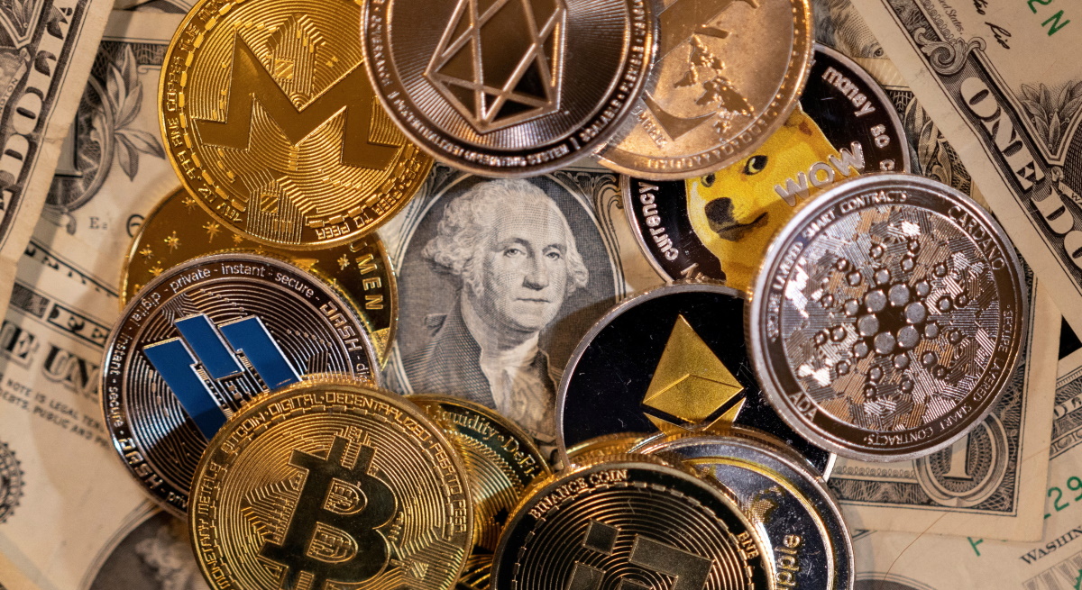 Dólares y criptomonedas. Foto: Reuters