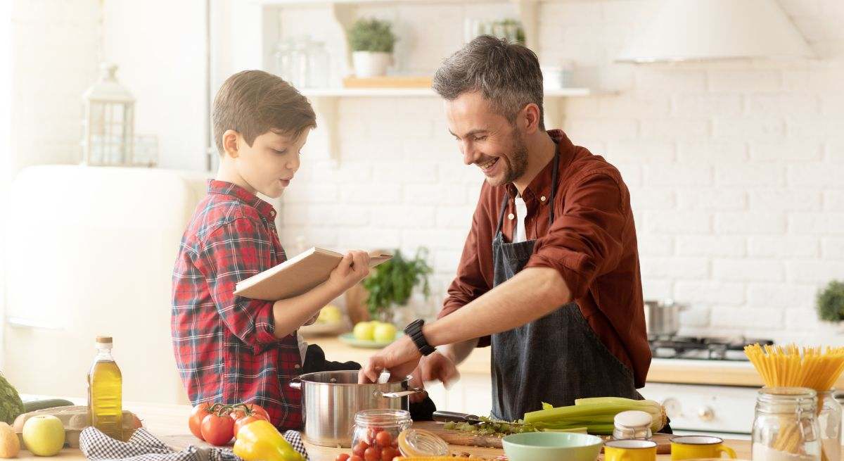 Padre e hijo preparando una cena