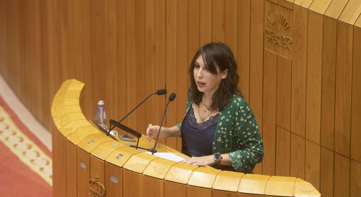 La conselleira de Promoción do Emprego e Igualdade, María Jesús Lorenzana, comparece en el pleno del Parlamento .