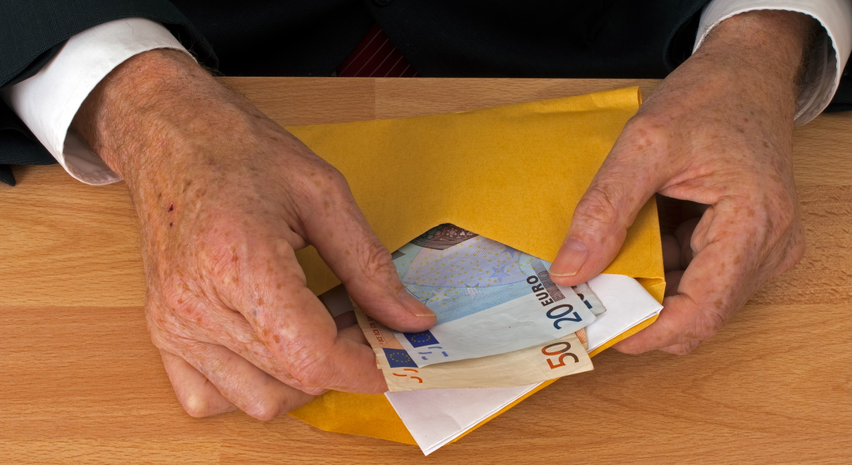 sobre-aguinaldo-dinero-efectivo-dreamstime.jpg