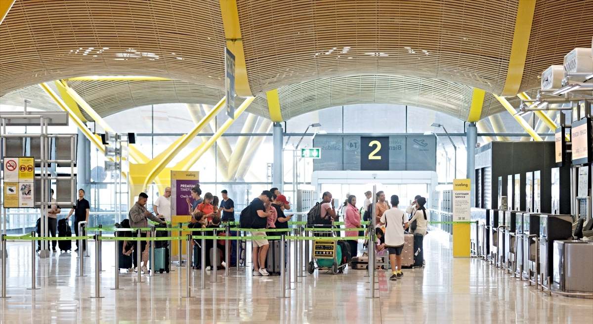 Viajeros en la T4 de Barajas / EP