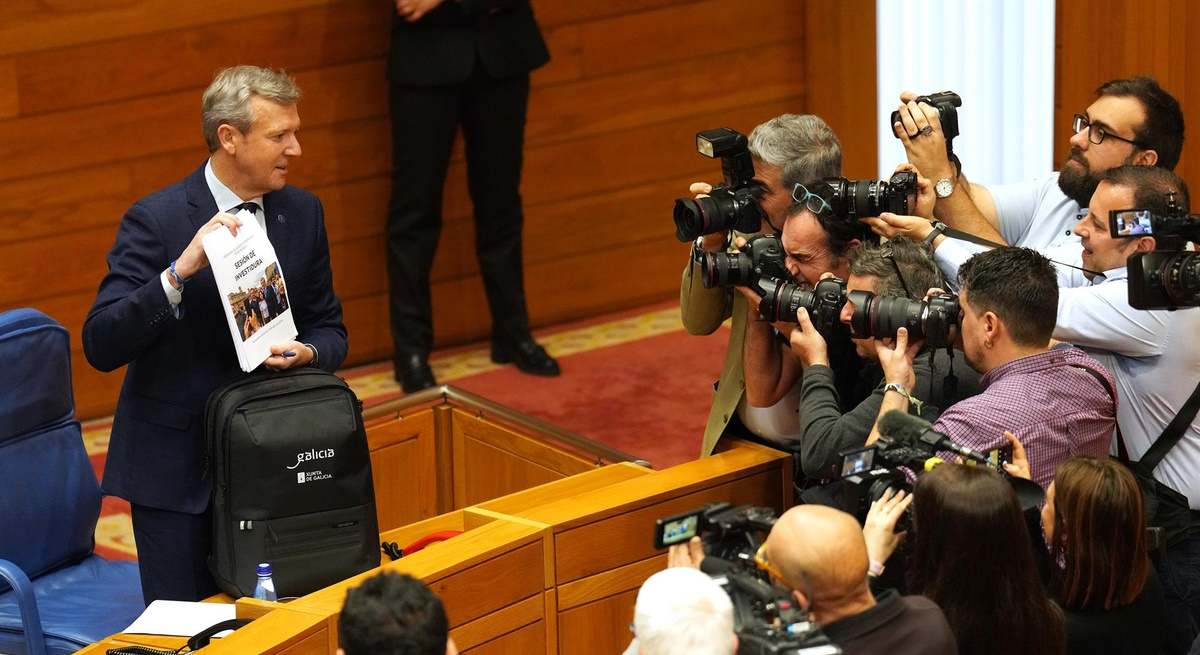 El presidente de la Xunta de Galicia, Alfonso Rueda, es fotografiado durante su segundo debate de investidura, en el Parlamento gallego.