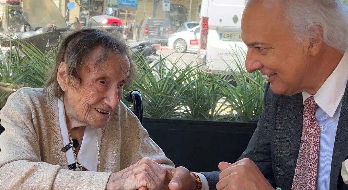 Angelina Torres, la mujer más longeva de España, junto al médico Manuel de la Peña