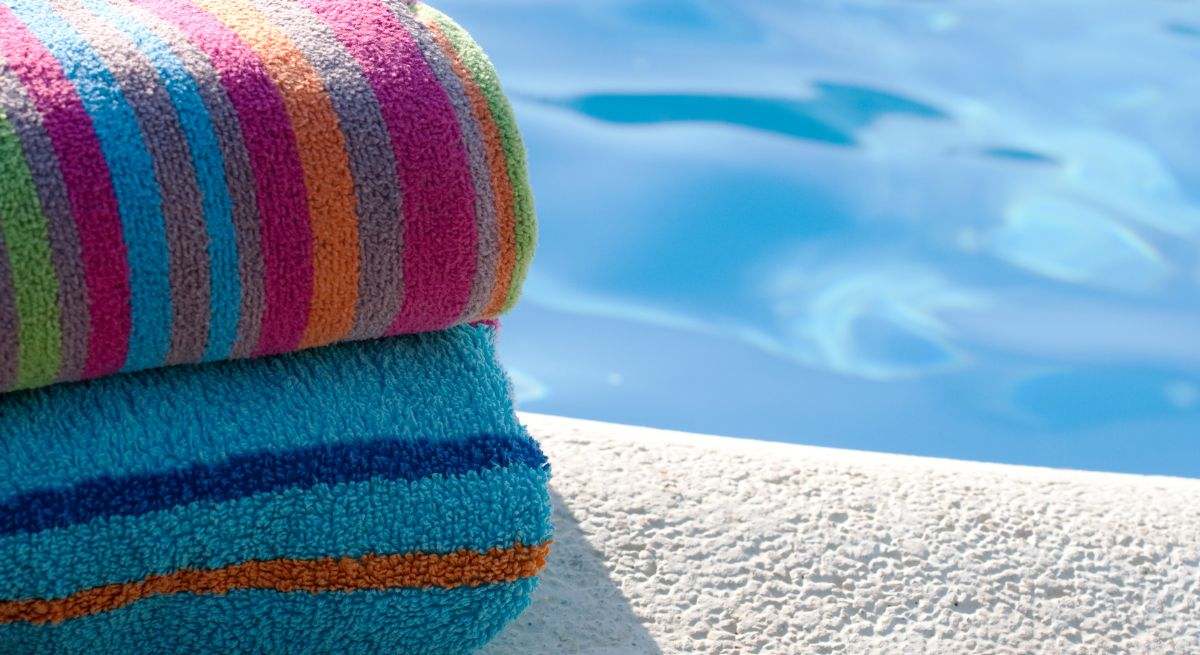 No se te ocurra guardar las toallas de playa para el año que viene sin antes hacer esto, según una experta en organización