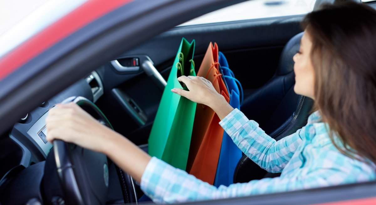 coche-compra-bolsas-bultos-iStock-836578530.jpg