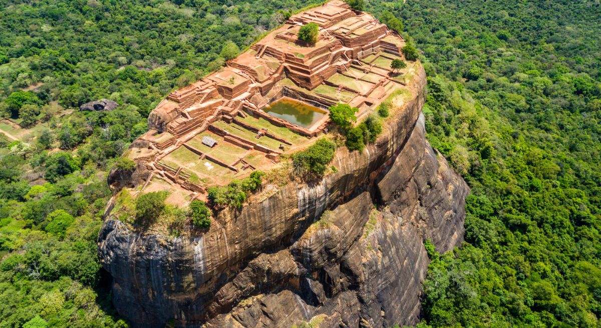 Vista aérea desde arriba de Sigiriya o la roca del León, una antigua fortaleza y un palacio con jardines, piscinas, y terrazas sobre la roca de granito en Dambulla, Sri Lanka. Junglas circundantes y paisaje - Foto de stock