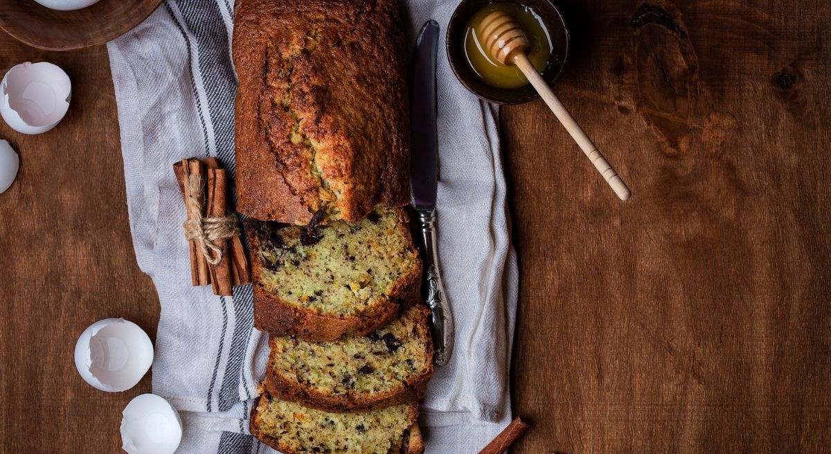 Bizcocho de calabacín, el postre esponjoso que triunfaba en el siglo XX y aprovecha esta hortaliza