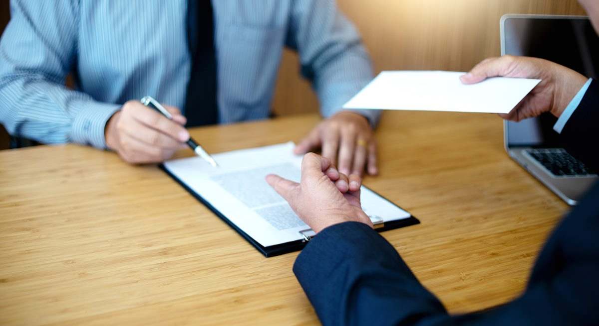 Trabajador despedido recibe una oferta de indemnización