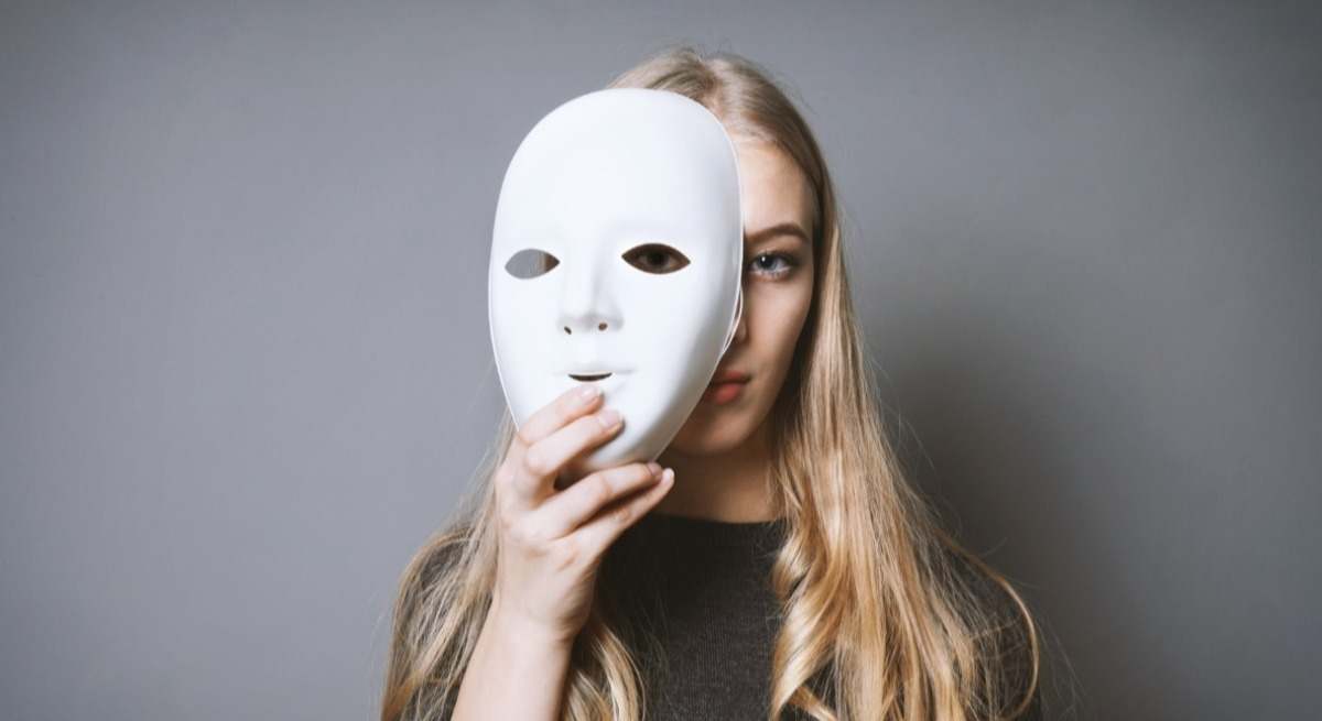 Las características para identificar a la primera si una persona es narcisista.