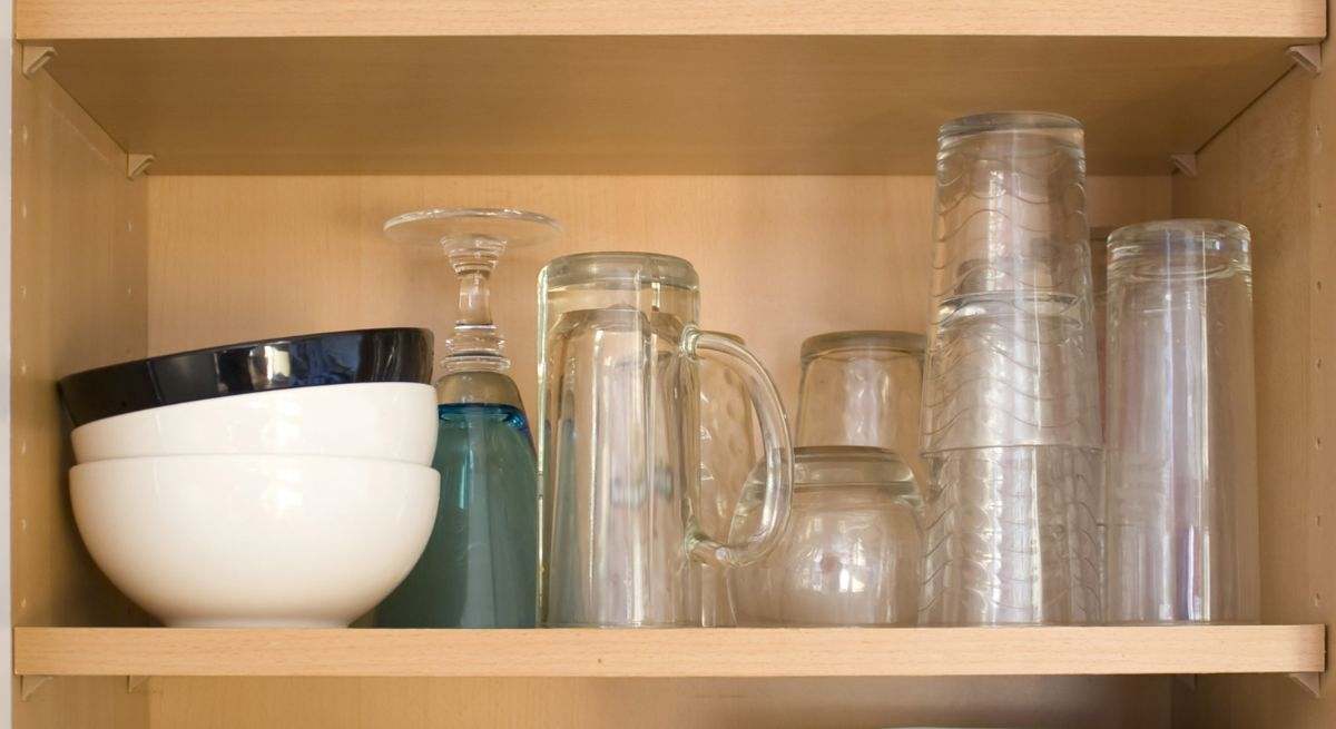 Vasos amontonados en el armario de la cocina. / Foto: Dreamstime