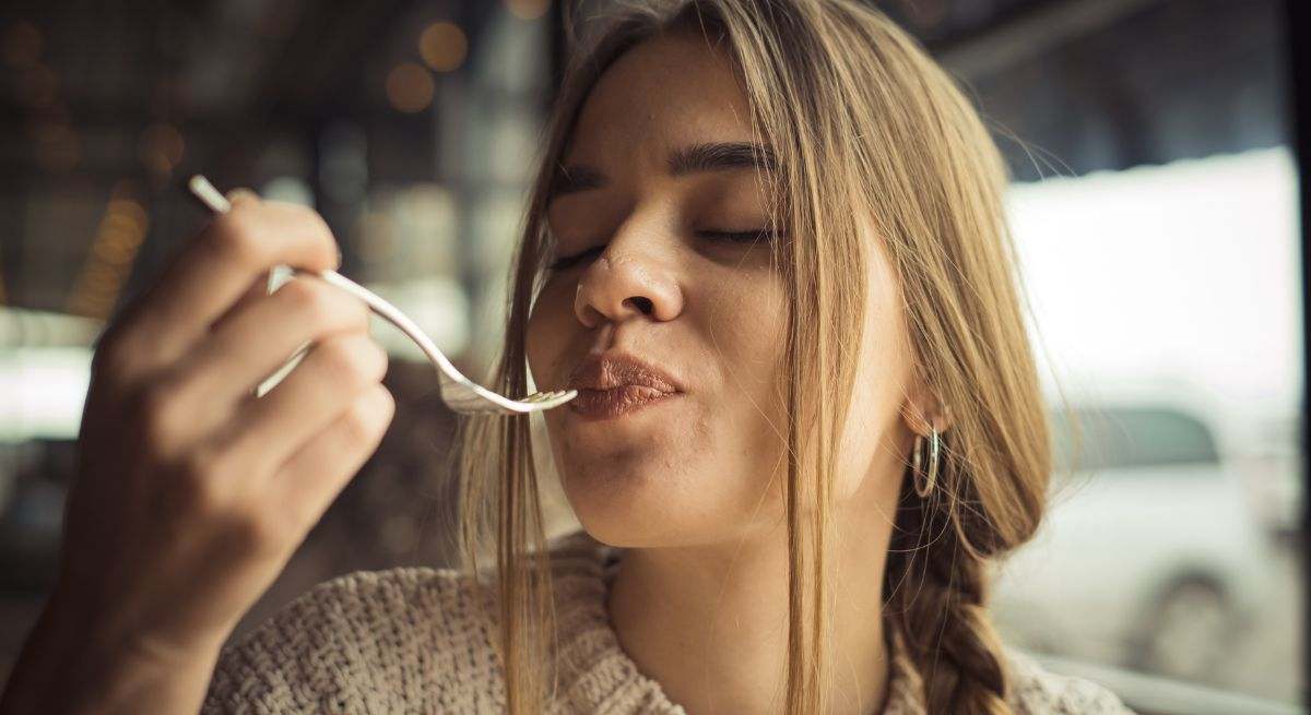 Una mujer realiza el gesto de comer ante la cámara