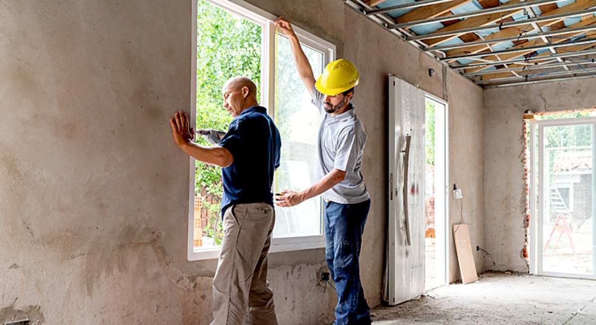 Obreros en el interior de una vivienda