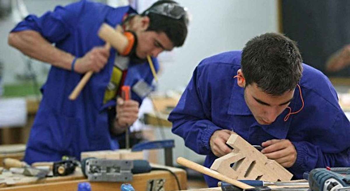 Dos jóvenes trabajando