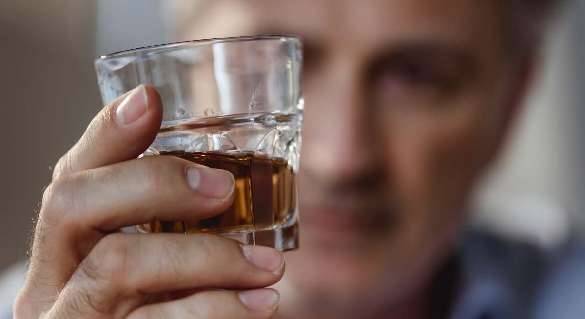 Relación entre el consumo de alcohol de los padres y problemas en los hijos.