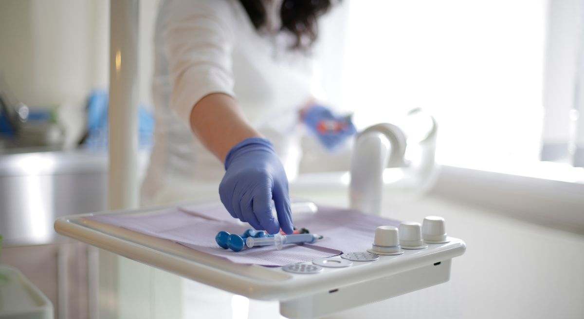 Foto de recurso de una dentista trabajando en su oficina.