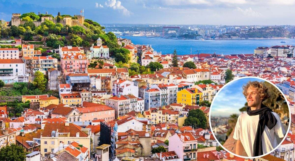 Vista de una ciudad costera con casas de tejado rojo