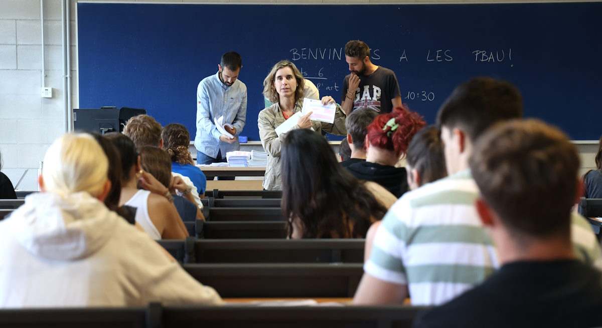 profesores-repartiendo-un-examen-EP.jpg