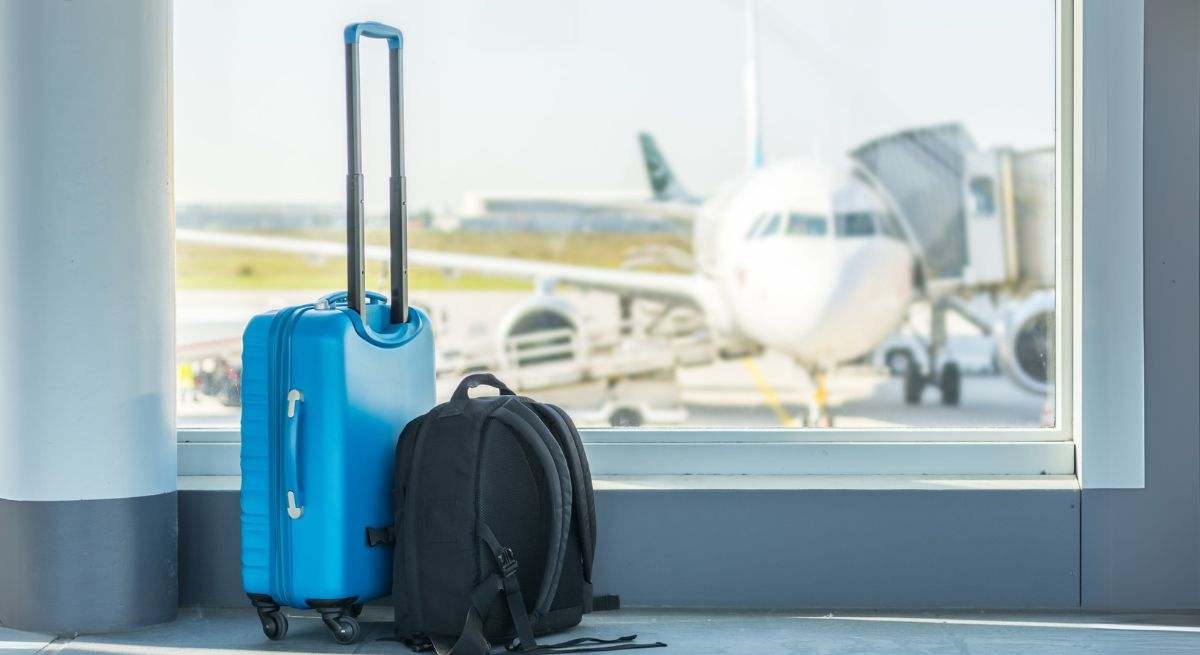 Maletas esperando a sus dueños en el aeropuerto