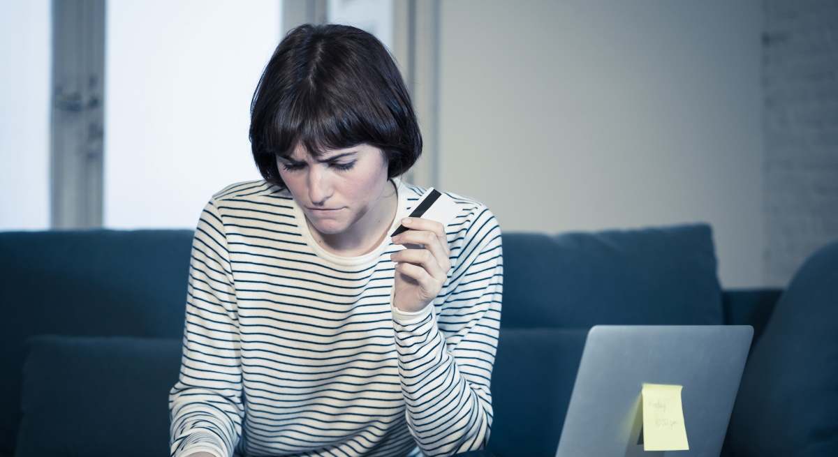 mujer-hace-cuentas-tarjeta-ordenador-dreamstime.jpg