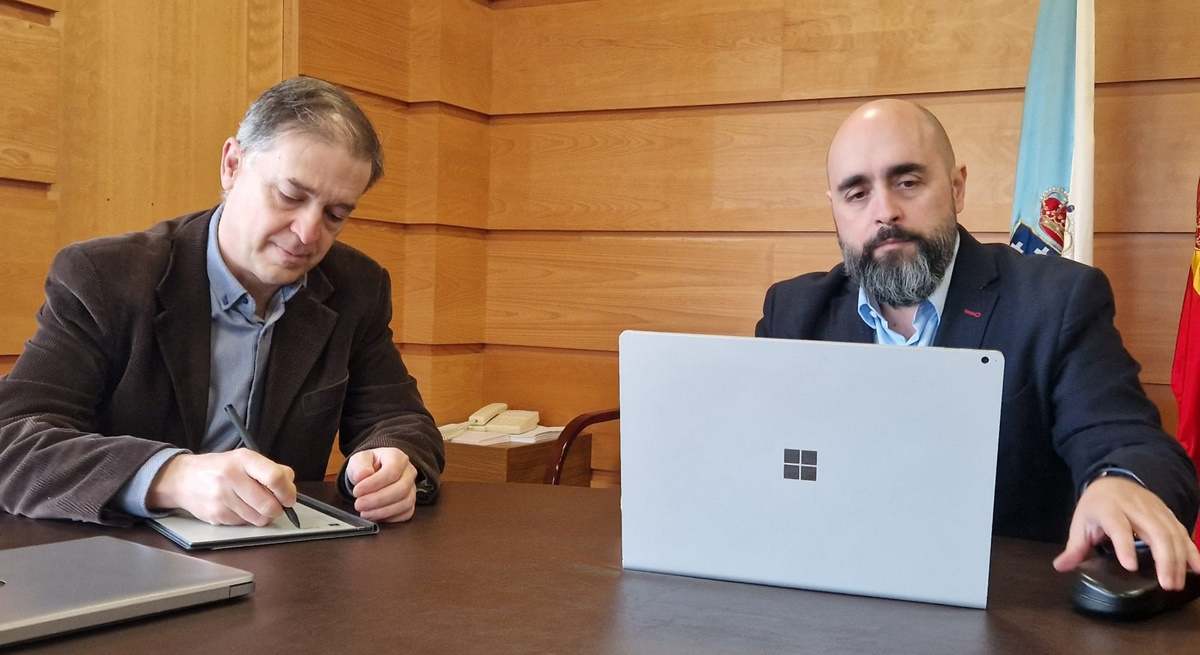 A la derecha, el profesor Ángel Miramontes Carballada, en una foto de archivo.